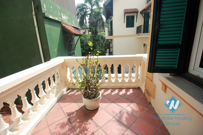 Unfurnished house with large courtyardfor rent in Tay Ho, Hanoi